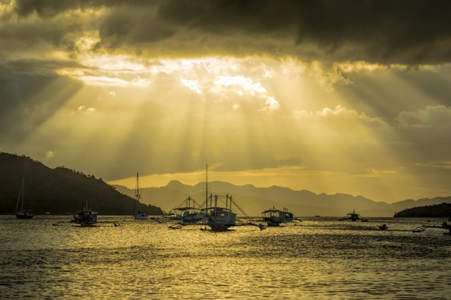 dive_boats_returning_in_beautiful_weather_atmosphere_800px.jpg  
